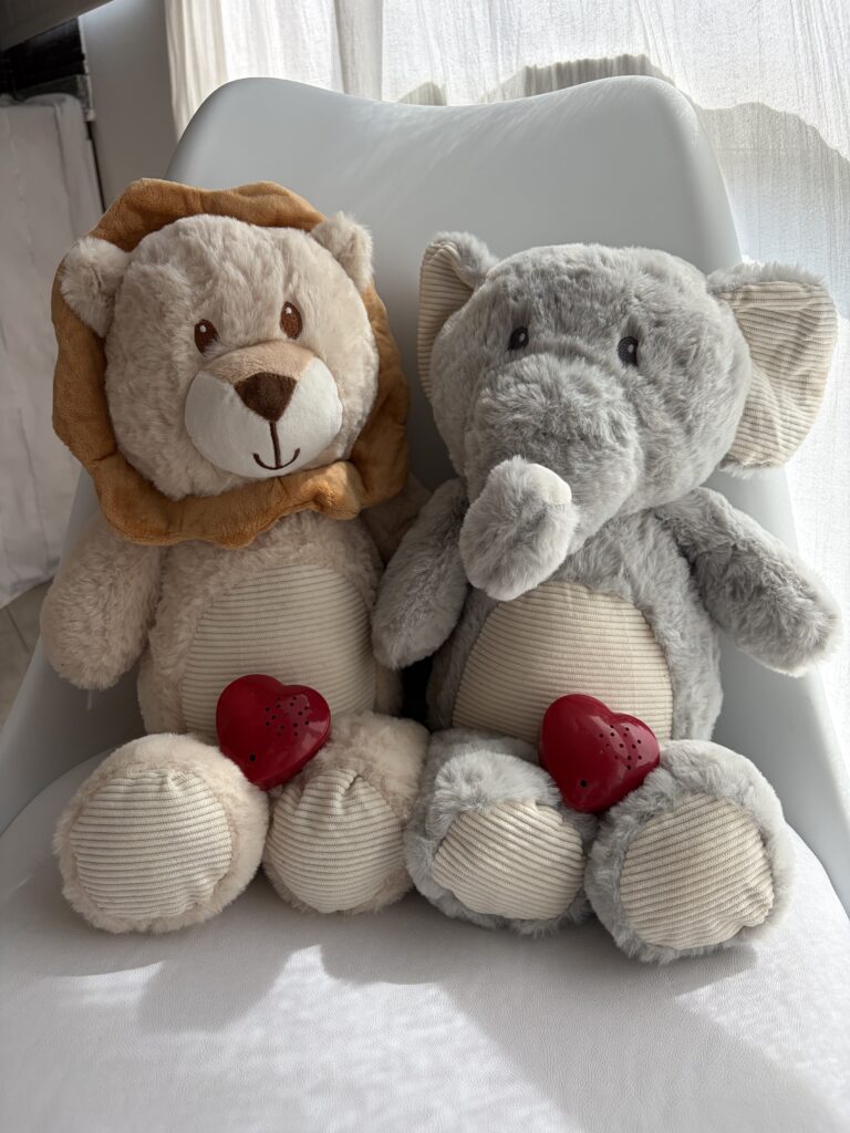 Peluches de león y elefante con corazón que reproduce el latido del bebé