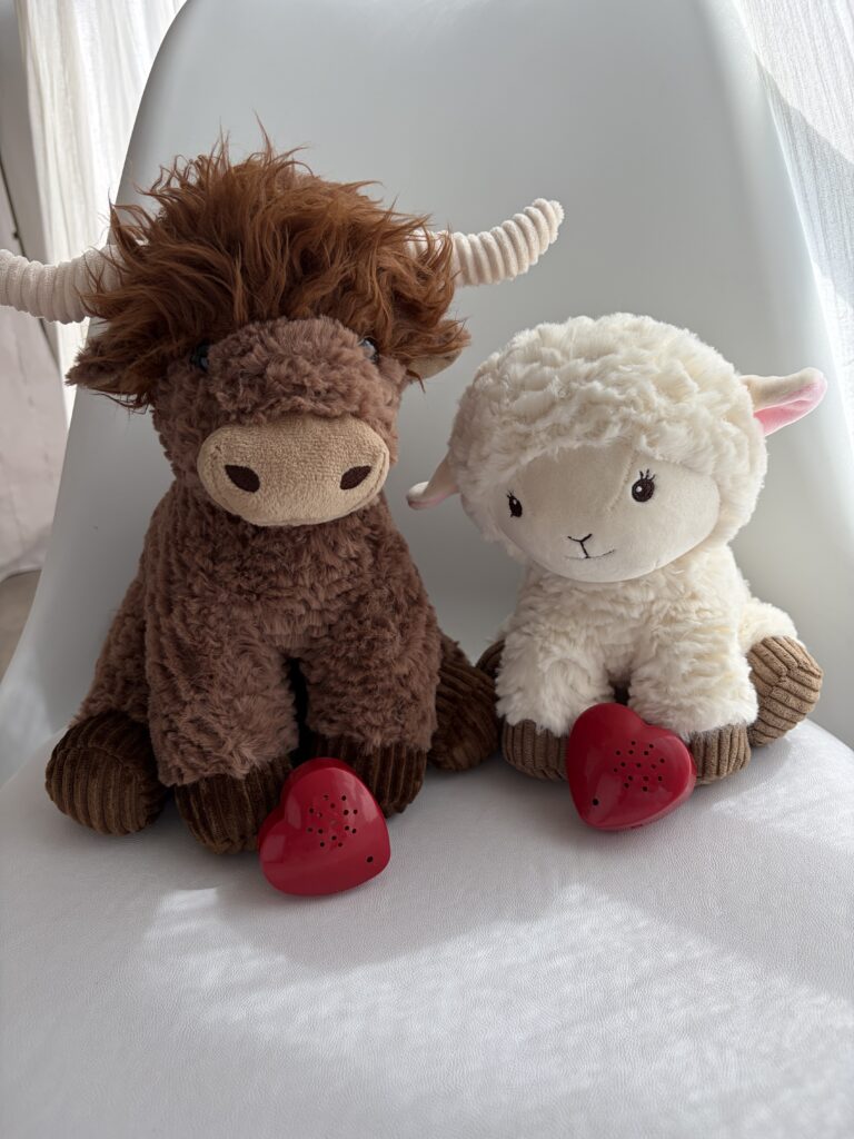 Peluches de toro y ovejita con el latido del bebé grabado en un corazón